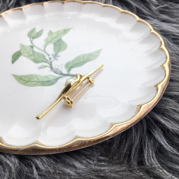 Vintage gold brass pin brooch with pearl hat scarf jewelry - Picture 2 of 4